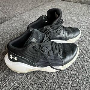Boys size 2Y Under Armour Basketball Shoes